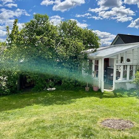 Charmigt Sekelskifteshus Med Naerhet Till Det Mesta Eskilstuna Exteriör bild
