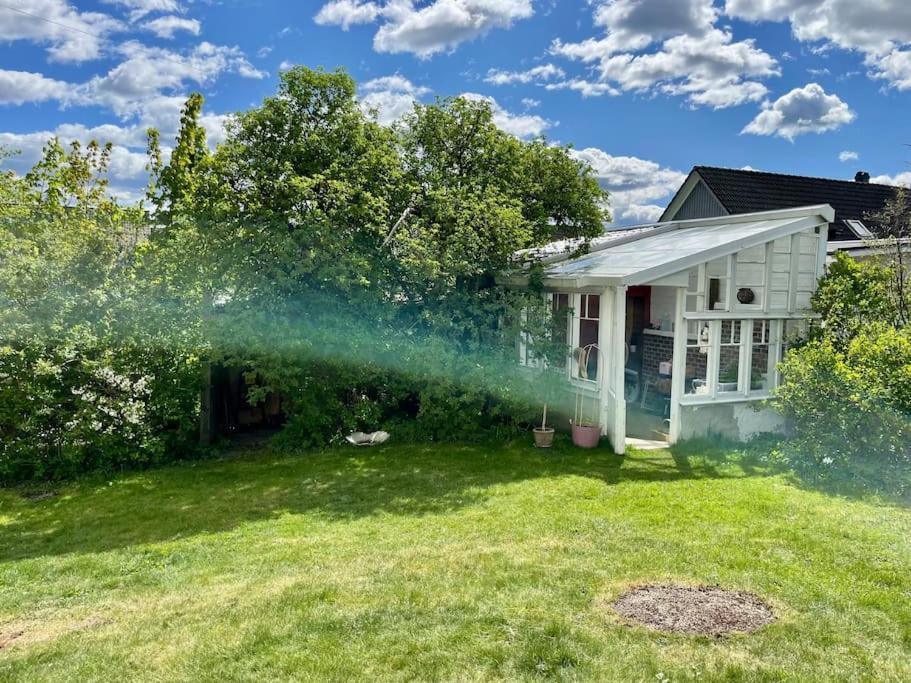 Charmigt Sekelskifteshus Med Naerhet Till Det Mesta Eskilstuna Exteriör bild